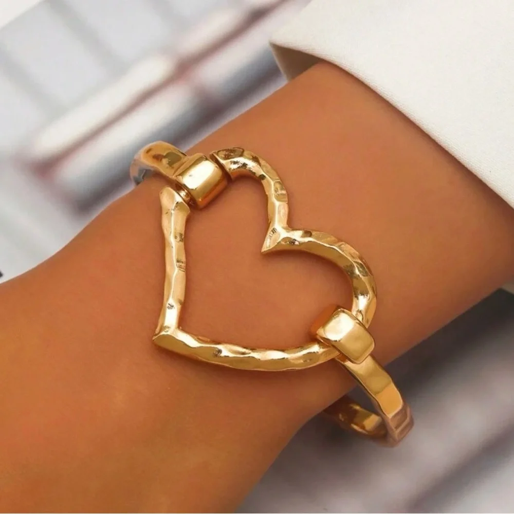 Gold Heart-Shaped Women's Bracelet - Picture 1 of 7